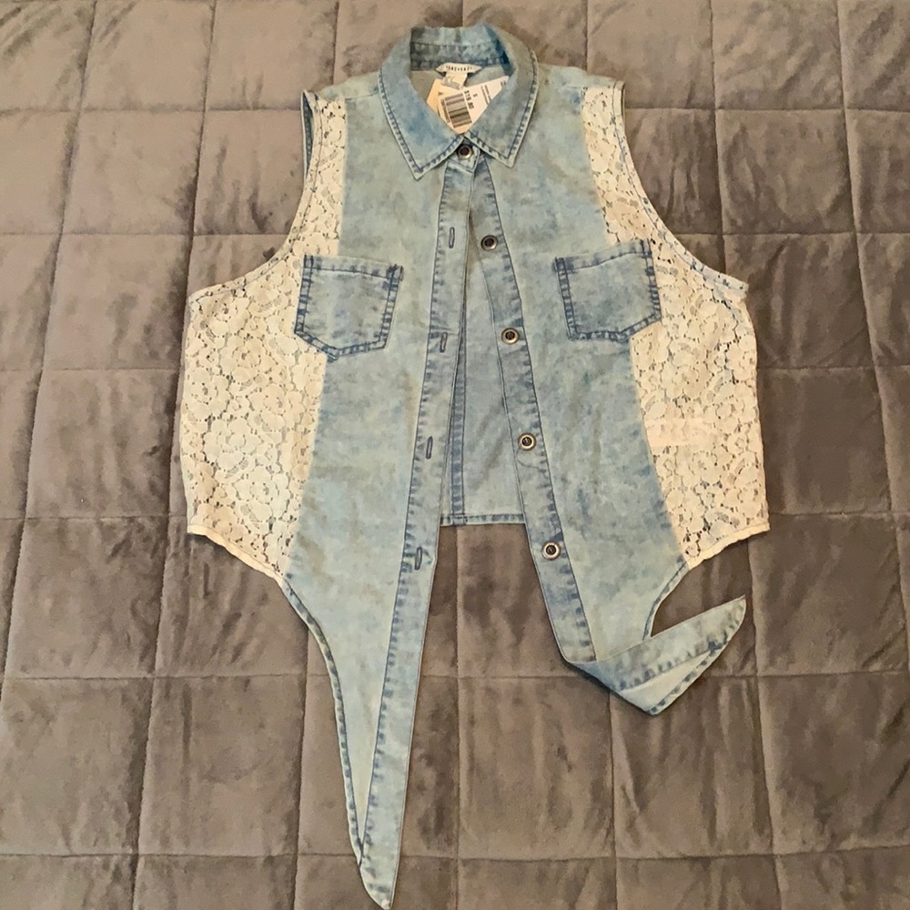 Forever 21 Crop Jean woven shirt with lace and tie. Brand new w tags. Size s